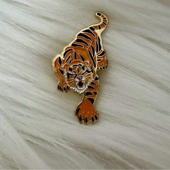 1” Stalking Tiger Enamel Pin Brooch - Picture 2 of 4